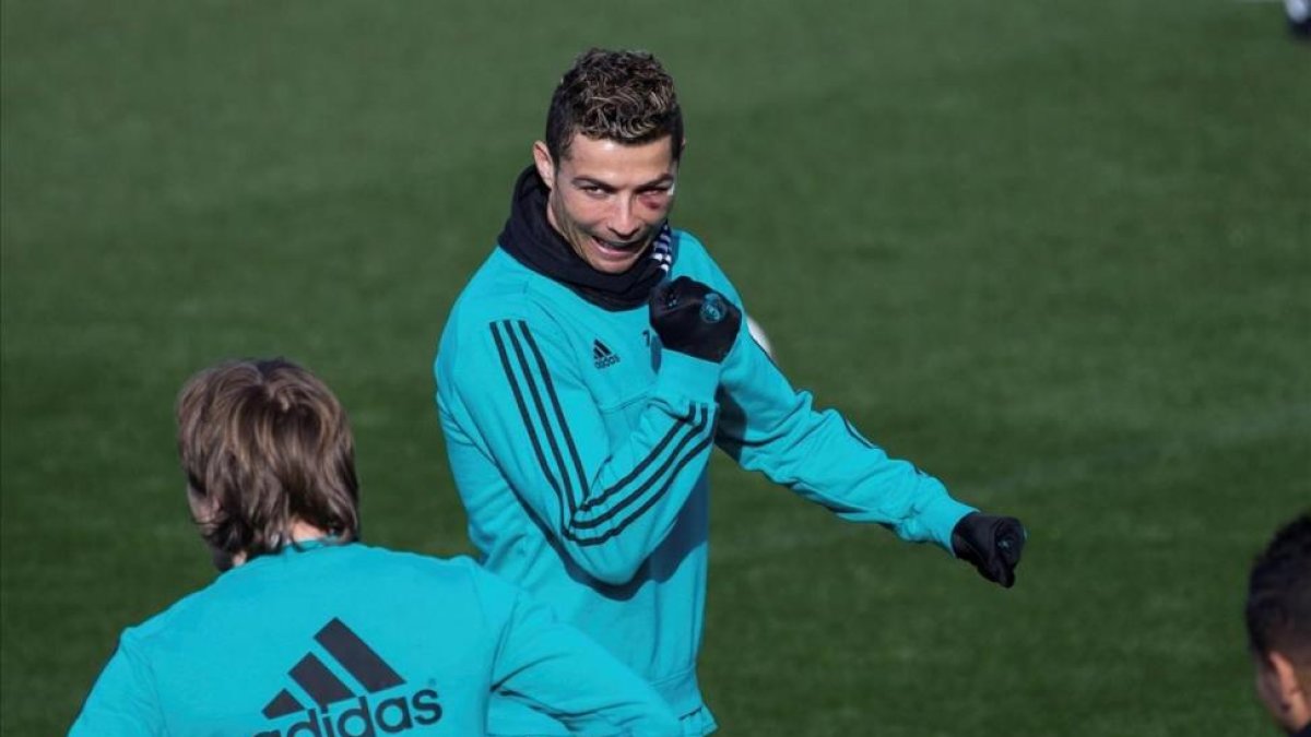 Cristiano, durante el entrenamiento en Valdebebas, luce el ojo amoratado tras un choque al marcar un gol.