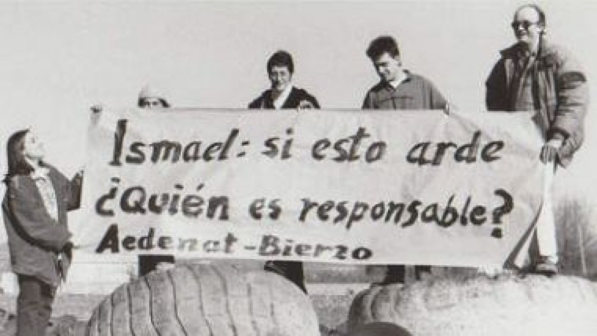 Martínez, a la derecha, durante una protesta de Aedenat a mediados de los años noventa.