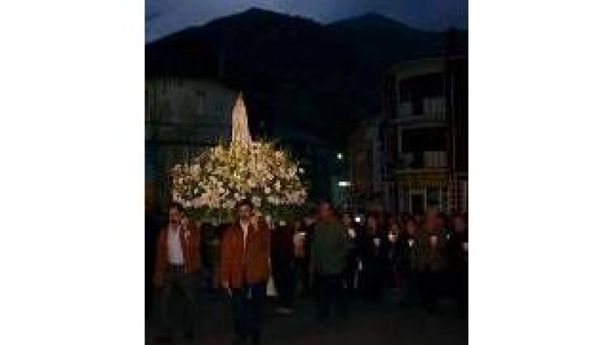 Villablino pasó a ser por unas horas un pueblo portugués más durante la procesión de las velas