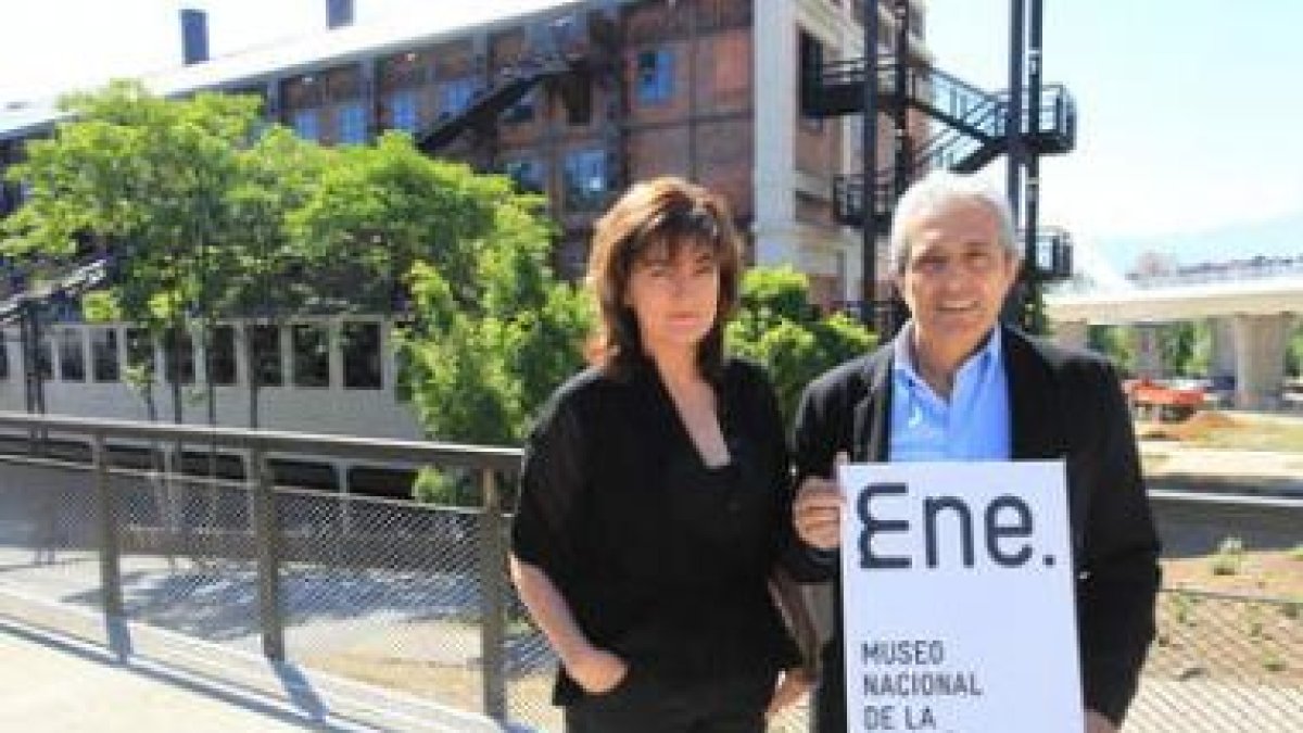 Esther Aparicio y José Ángel Azuara, ayer con el nuevo logotipo ante la antigua central de la MSP.