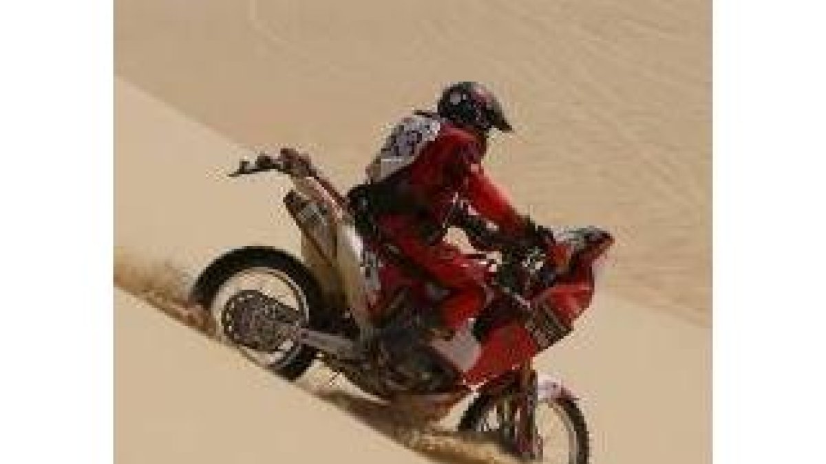 Calleja participando en el desierto en el Raid de los Faraones