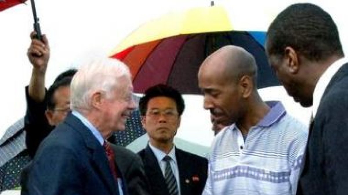 Jimmy Carter junto al preso liberado, Aijalon Mahli Gomes.
