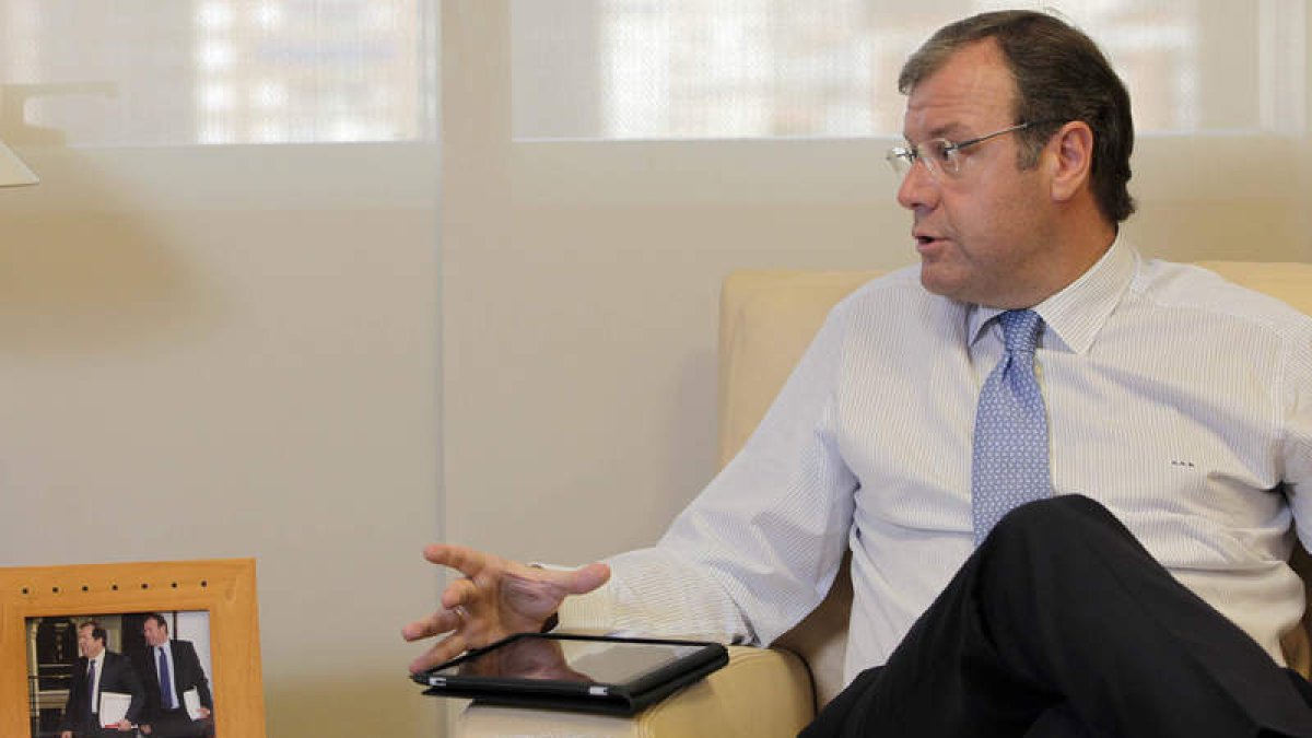 El consejero Antonio Silván, en un momento de la entrevista que concedió a DIARIO DE LEÓN, en su despacho de la Consejería de Fomento y Medio Ambiente.
