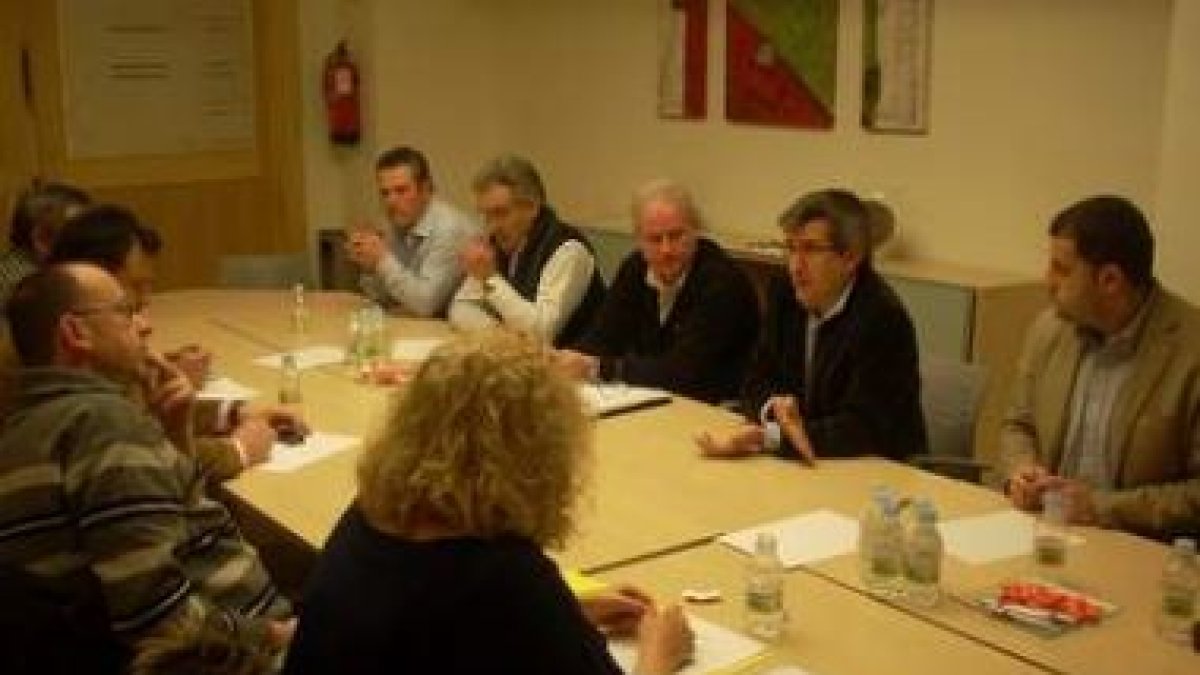 Los representantes de CC.OO. y del PSOE, reunidos ayer.