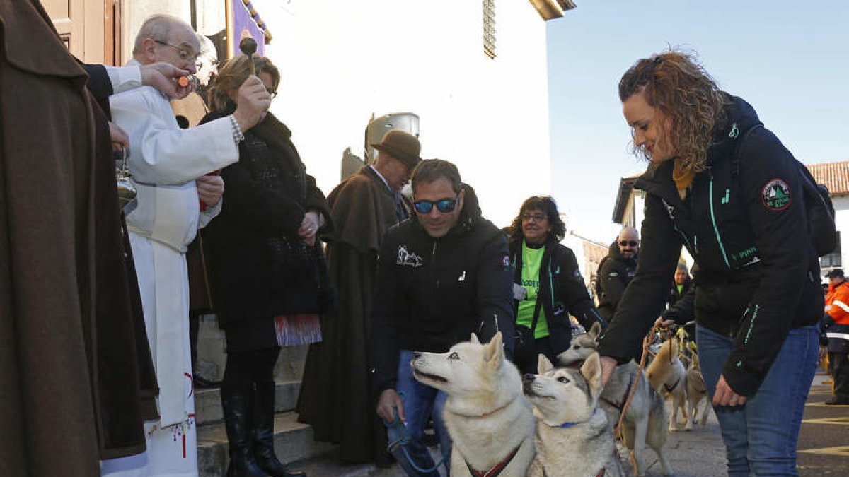 El párroco de San Marcelo bendice a los animales en León.