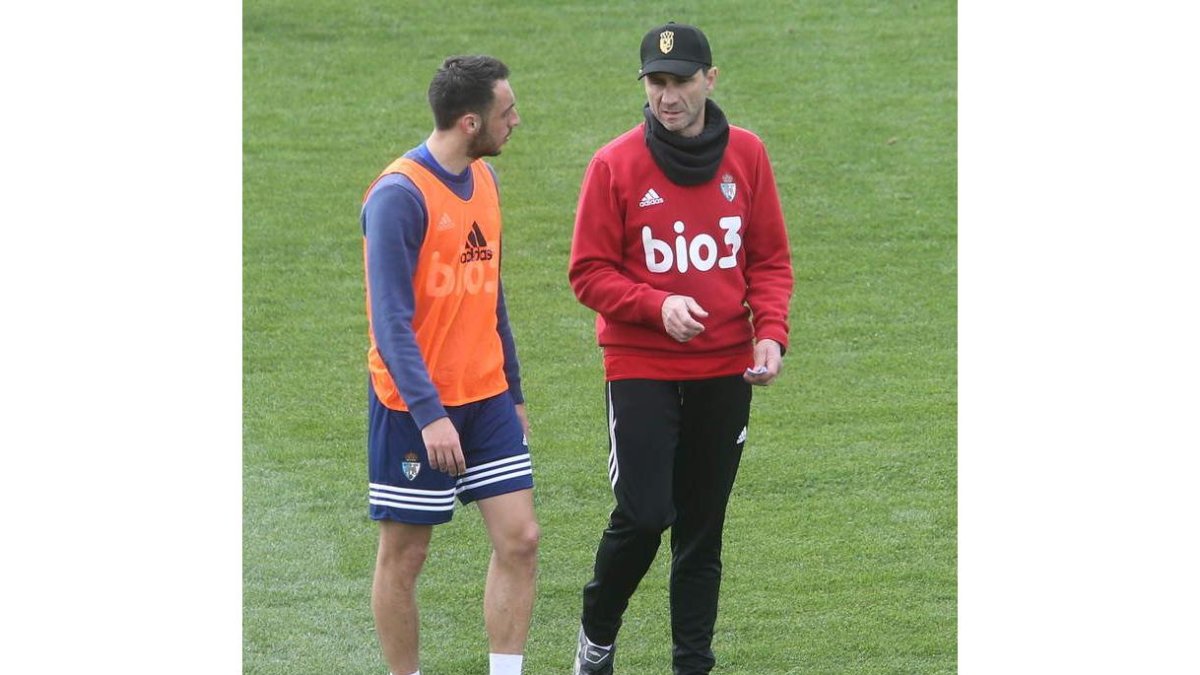 Aguza, que vuelve al equipo tras su lesión, conversa con Nistal en un entrenamiento. L. DE LA MATA
