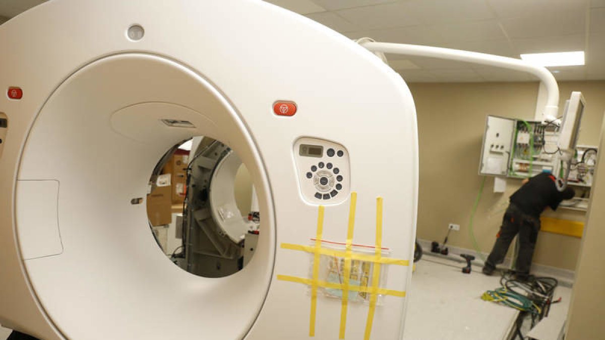 Un paciente se somete a una prueba con gammacárama en el Hospital de León.