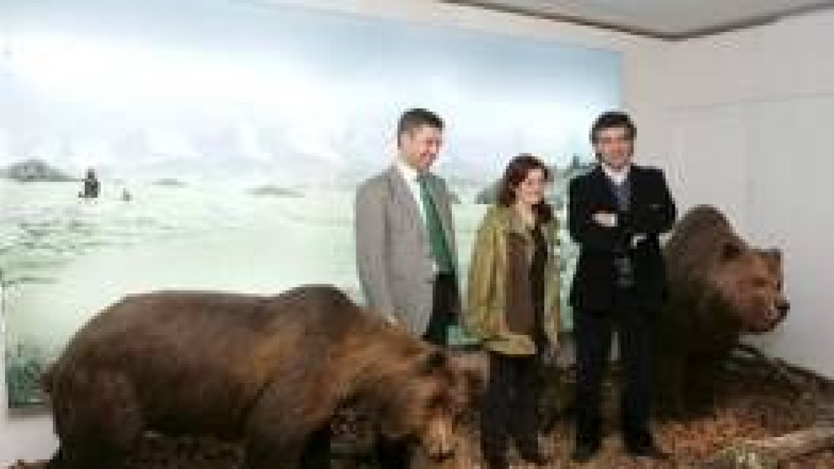 Juan Muñiz, de Caja Cantabria, Blanca Arias, del Colegio de Arquitectos, y Guillermo Palomero (FOP)