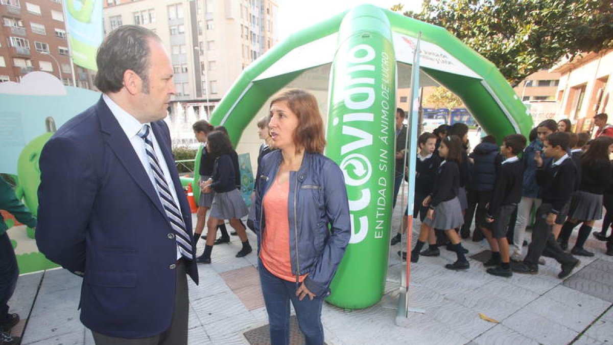 Eloy Garicano y Cristina López Voces, en la presentación de la campaña de reciclaje