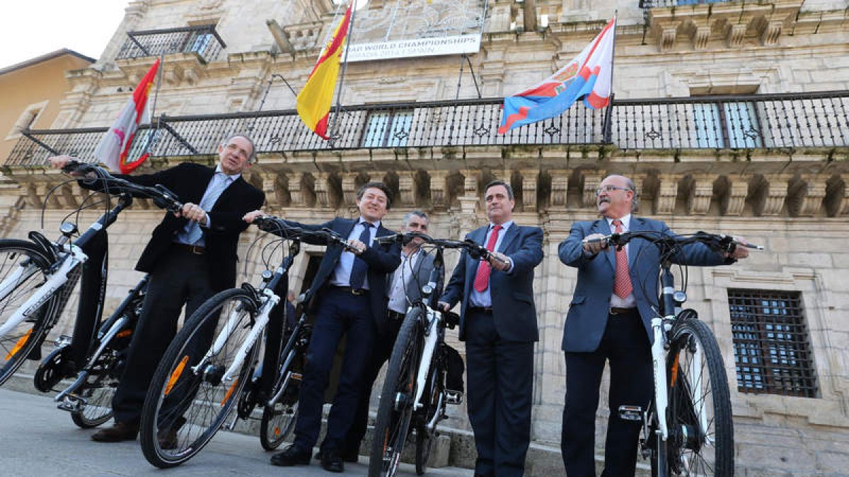 Cerrón, Folgueral, Cardenal y Cubelos posan con sus bicicletas ante el ayuntamiento.