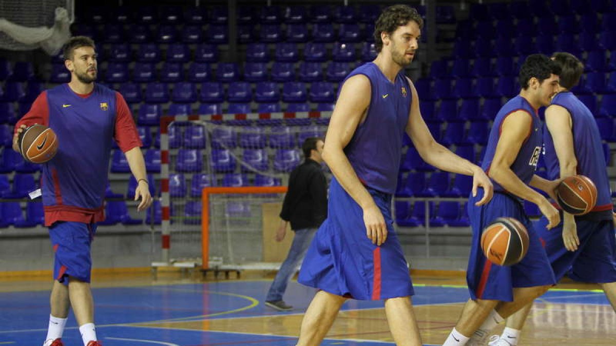 Marc y su hermano Pau Gasol, durante un entrenamiento con el Barcelona. TONI ALBIR