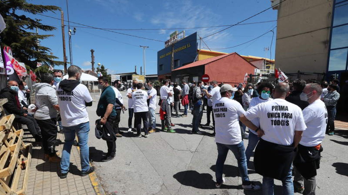 Los trabajadores mantiene las concentraciones en la fábrica. LDLM