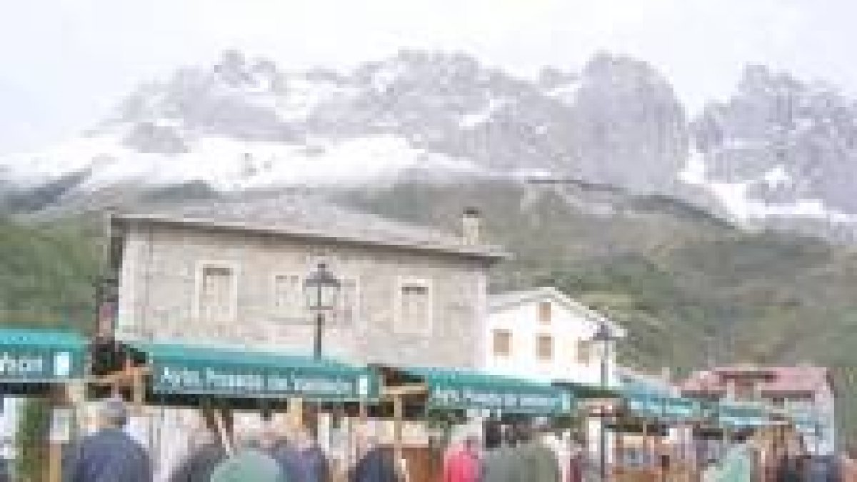Los puestos de la feria aparecieron junto a las primeras nieves de este otoño