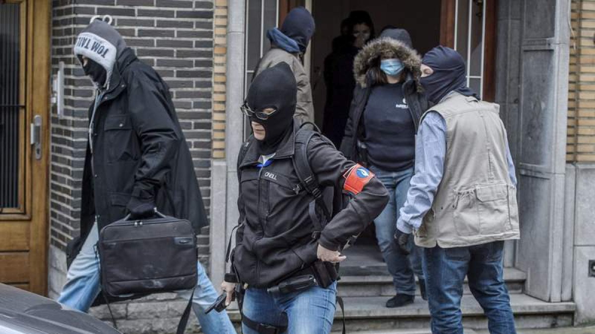 Policías recogen pruebas de una vivienda del número 64 de la calle Busselenberg. C. PETIT TESSON