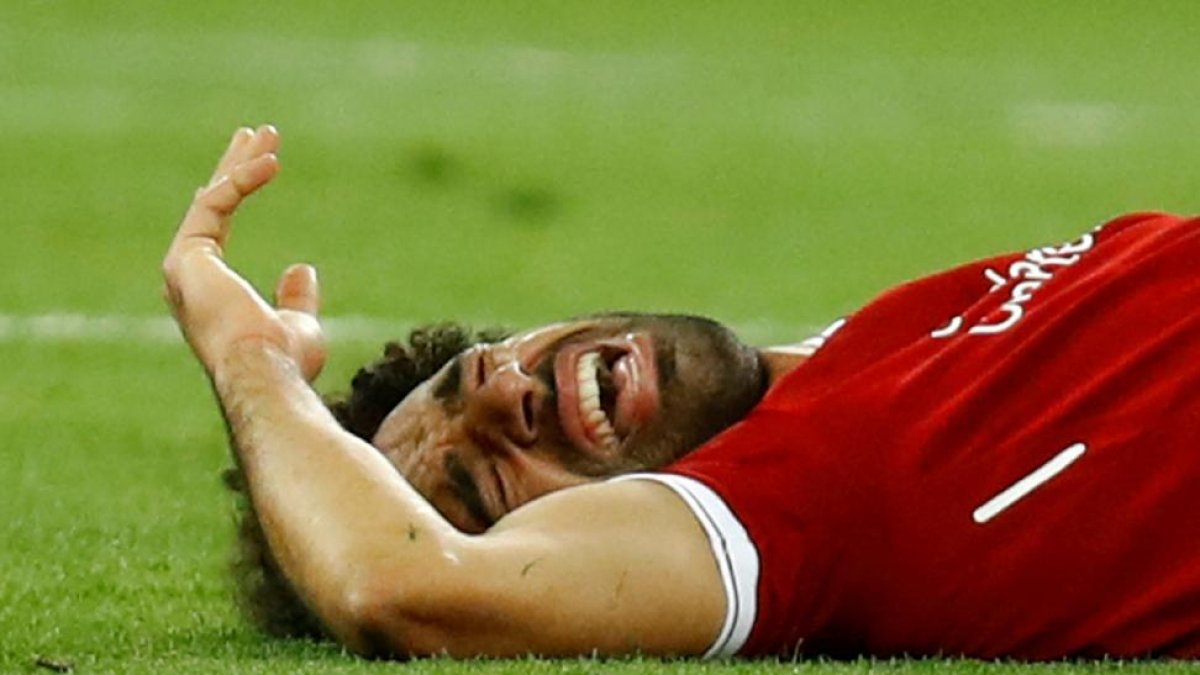 Salah, tras caer lesionado después de una entrada de Ramos.