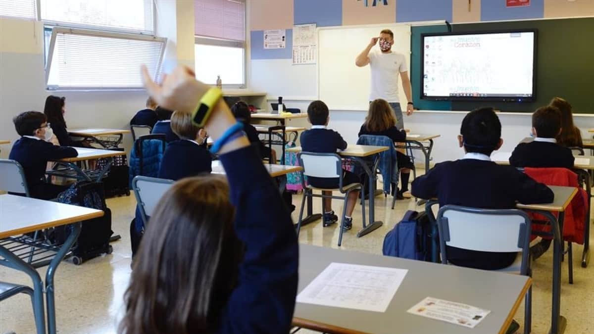 ¿Qué sucedería si el profesor de mi hijo da positivo en el PCR? Foto: EFE