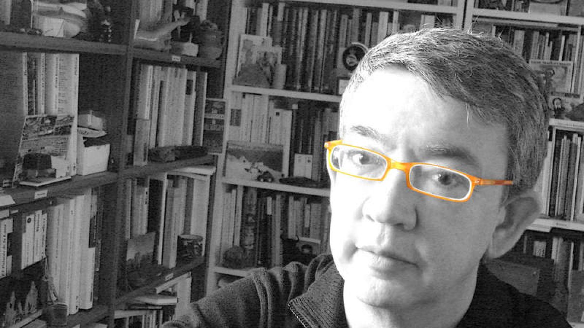 El escritor granadino afincado en Málaga fue distinguido con el prestigioso Premio Andalucía de la Crítica por su libro ‘Vidas prometidas’