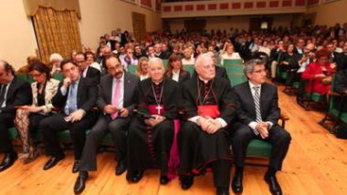 Carlos Amigo, ayer, sentado en primera fila junto al alcalde, el obispo y otras autoridades