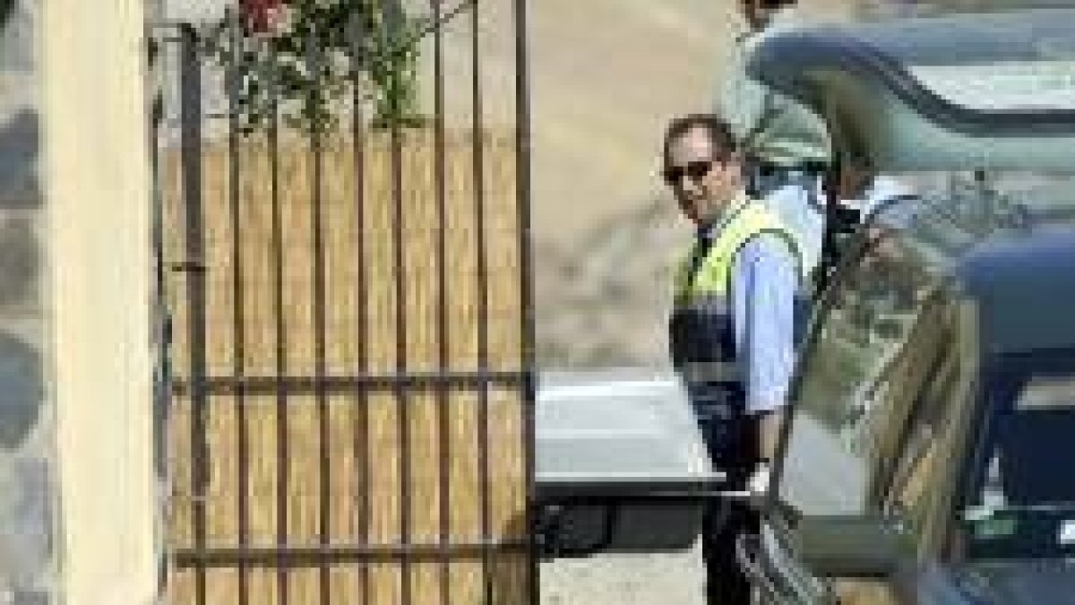 Un operario de los servicios funerarios traslada el cuerpo de la víctima
