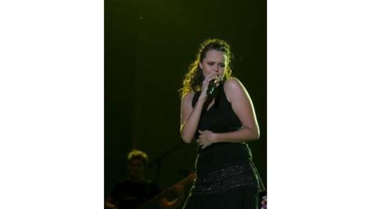 Shaila Dúrcal emocionó con sus temas a personas de todas las edades que acudieron al concierto