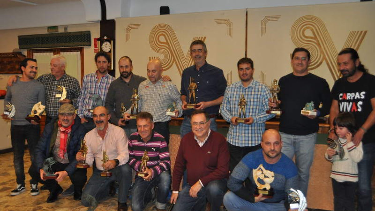 Foto de familia de los premiados en la Gala de la Delegación de Pesca y Casting de León. DL