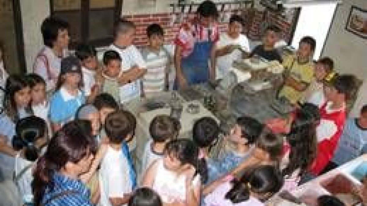 Felipe Madrigal explica a los chavales los secretos artesanales de la fabricación de baldosa