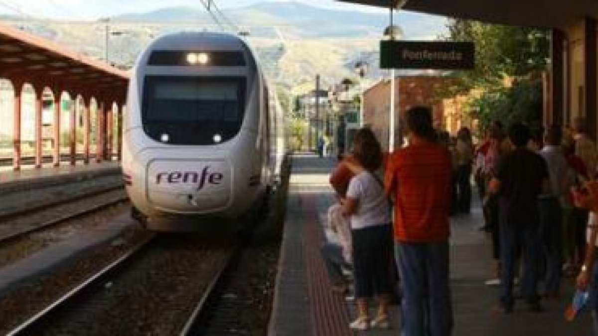 La imagen muestra la primera llegada del Alvia a la estación de tren de Ponferrada, pero el Ayuntami