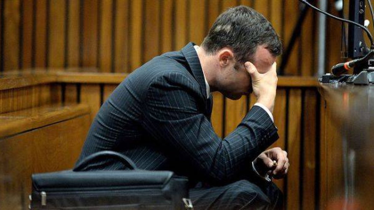 Oscar Pistorius, durante el testimonio del forense Gert Saayman, en el Tribunal Superior de Pretoria.