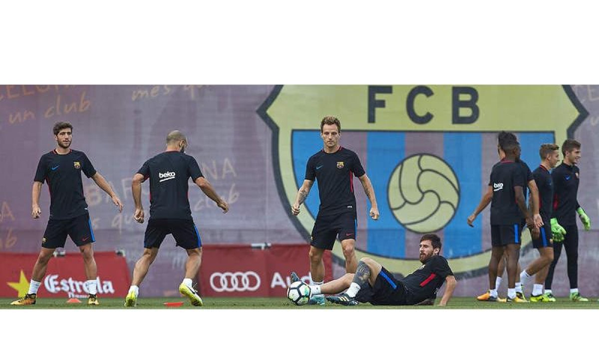 Los jugadores del Barça en el entrenamiento realizado en la Ciudad Deportiva Joan Gamper. A. GARCÍA