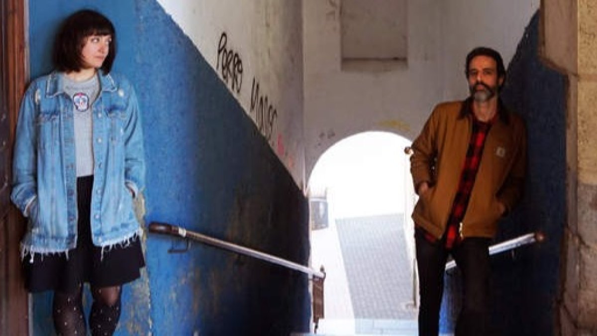 Beatriz Fernández y Fernando de la Flor en la escalera de Puerta Sol. DISCOS LA MONA