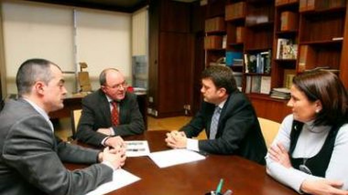El presidente de la Miño-Sil, en la cabecera de la mesa, ayer en Orense con López Riesco y sus dos c