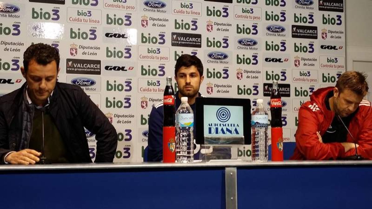 Saúl, junto al consejero delegado y al médico del club, anunciaba emocionado su decisión.