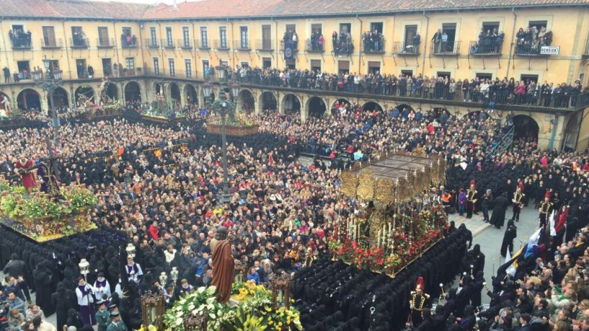 La Dolorosa, el san Juanín y el Nazareno en el momento cumbre de El Encuentro