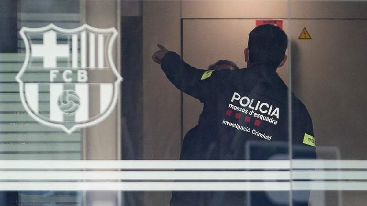 Los Mossos d’Esquadra en el momento del registro en las oficinas del FC Barcelona. QUIQUE GARCÍA