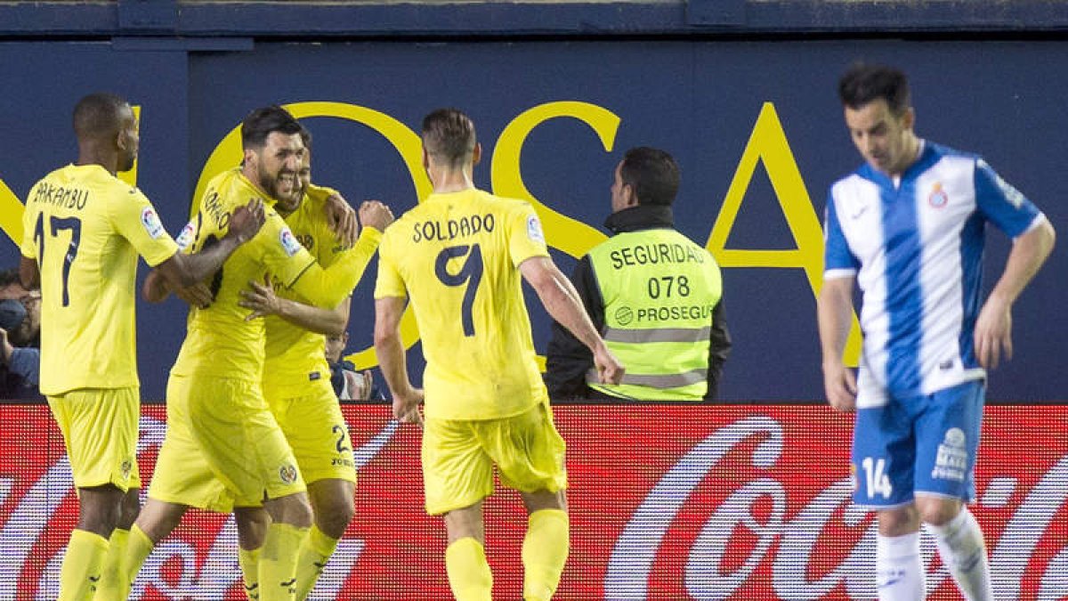 Los jugadores del Villarreal celebran el segundo gol. CASTELLÓ