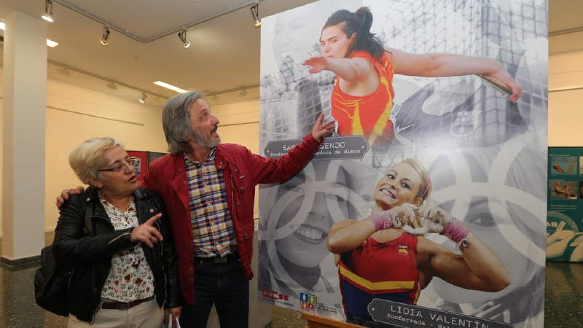 Menchu Monteira y Pedro Muñoz, junto a las imágenes de Sabina Asenjo y Lidia Valentín. L. DE LA MATA