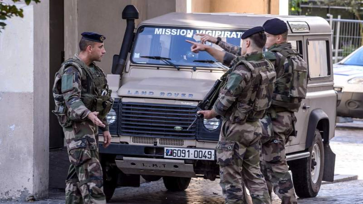 Varios militares en el lugar donde se produjo el atropello del pasado miércoles. CHRISTOPHE PETIT TESSON