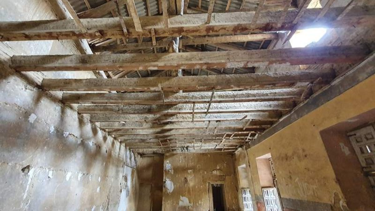 Fotografía del interior del edificio monumental que muestra su deterioro. DL