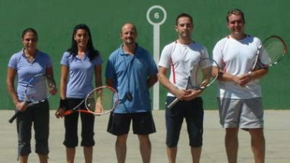 Villadangos femenino y Villaquilambre masculino de frontenis antes de su enfrentamiento.