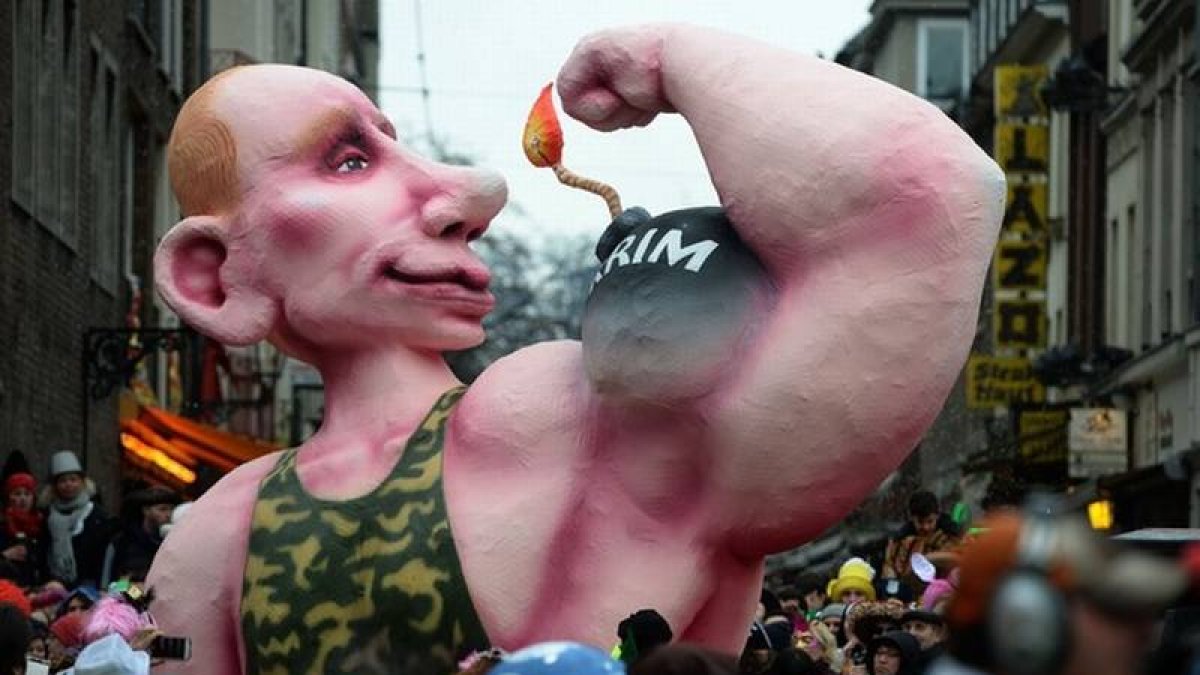Una carroza gigante con Putin como protagonista, en un desfile de carnaval en Alemania.
