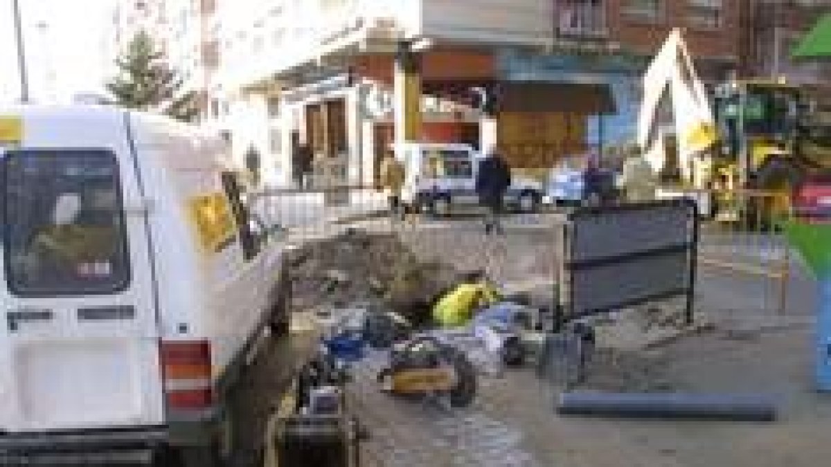 Empleados de Ferroser reparando la red de abastecimiento en el barrio de El Temple
