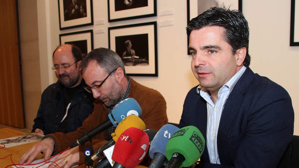 Grau, García y Zapatero, en la presentación de los actos. PEIO GARCÍA