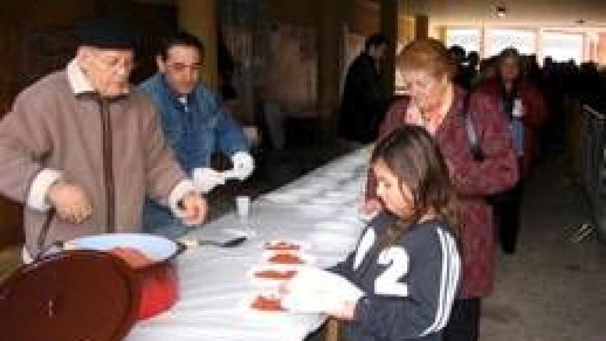 La cofradía repartió más de 1.350 raciones entre los vecinos
