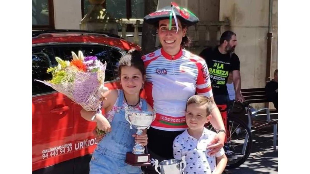 Isasi con sus trofeos logrados en Ugao Miravalles. DL
