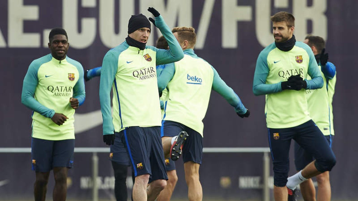 Samuel Umtiti, Jéremy Mathieu y Gerard Piqué se ejercitan en el entrenamiento. ALEJANDRO GARCÍA