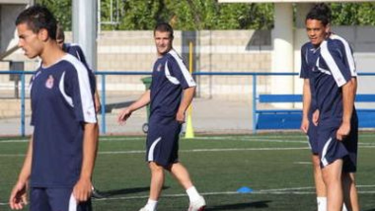 La plantilla de la Cultural atiende hoy a la llamada de atención de su director deportivo.