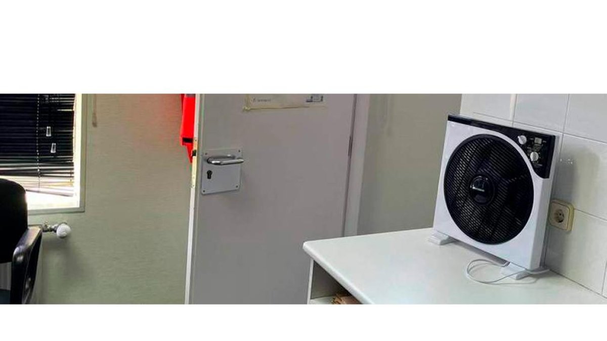 El ambulatorio de Armunia recurre a ventiladores portátiles ante la falta de refrigeración. DL