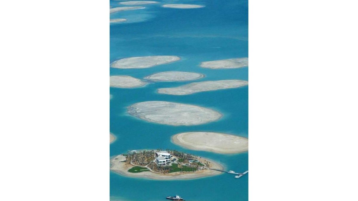 Vista aérea de una mansión construida en una isla artificial.
