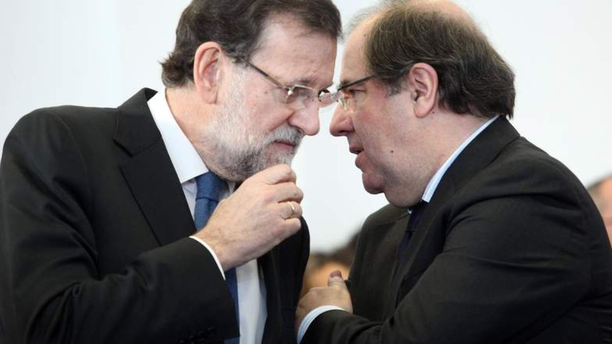 Mariano Rajoy y Juan Vicente Herrera, el pasado mes de febrero, durante una visita a Siro.