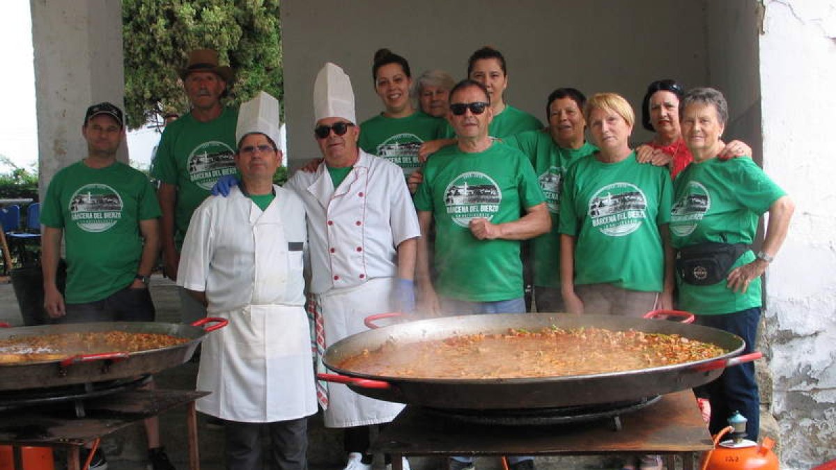 Una paellada sirvió para celebrar los 60 años de Bárcena. M. M.
